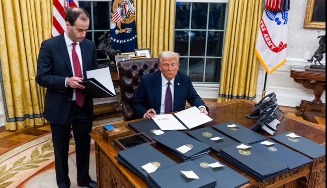 Las 41 órdenes ejecutivas de Trump en su primer día, una por una