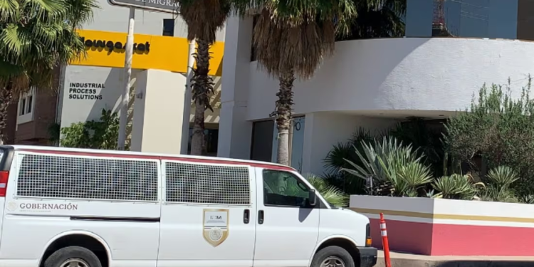 Trasladan a migrantes a las oficinas del INM de Hermosillo; al menos 600 personas han sido deportadas