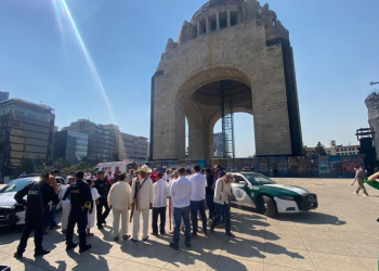 Integrante de un grupo de pueblos originarios muere en explanada del Monumento a la Revolución; sufrió paro cardíaco