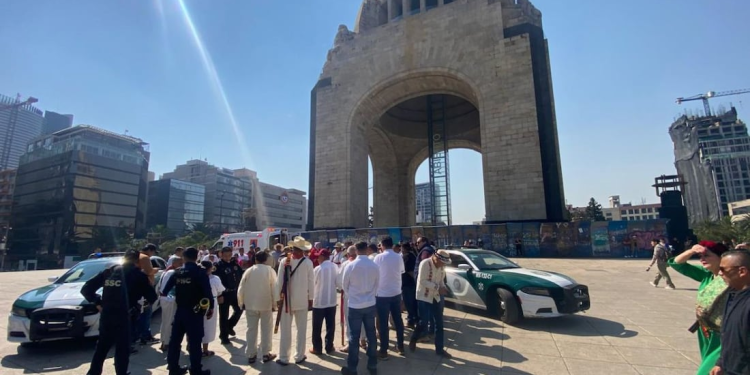 Integrante de un grupo de pueblos originarios muere en explanada del Monumento a la Revolución; sufrió paro cardíaco