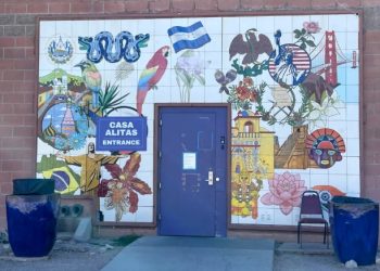 Arizona comienza a cerrar albergues para migrantes tras los recortes de fondos ordenados por Trump