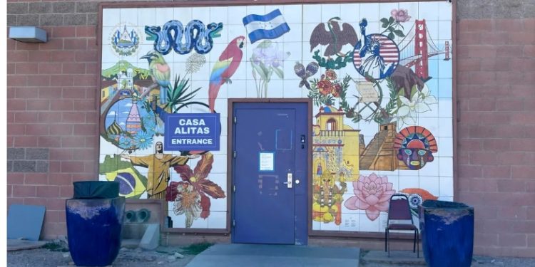 Arizona comienza a cerrar albergues para migrantes tras los recortes de fondos ordenados por Trump