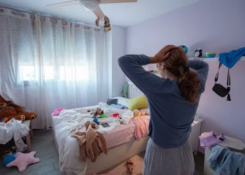 Claves para no desesperarse si tu hijo adolescente no hace nada en casa: olvídate de las amenazas y de hacer sus tareas