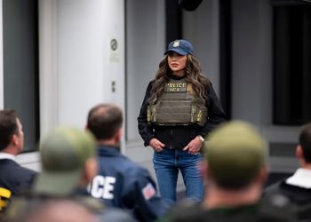 “Seguiremos eliminando a esta basura de nuestras calles”; secretaria del DHS encabeza redada contra migrantes en Nueva York