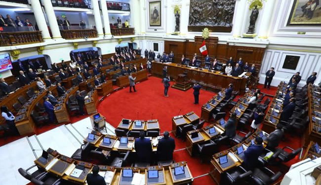 Prohibir la minifalda: la inverosímil medida del Congreso de Perú para tapar sus escándalos de violación y prostitución