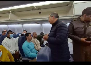 Petro recibe a colombianos deportados por EU: ‘Libres, dignos, sin estar esposados’