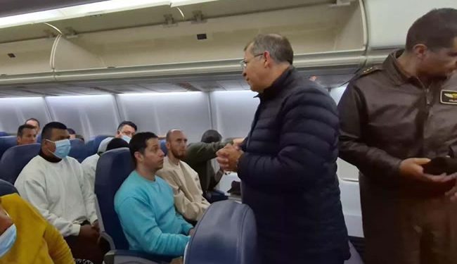 Petro recibe a colombianos deportados por EU: ‘Libres, dignos, sin estar esposados’