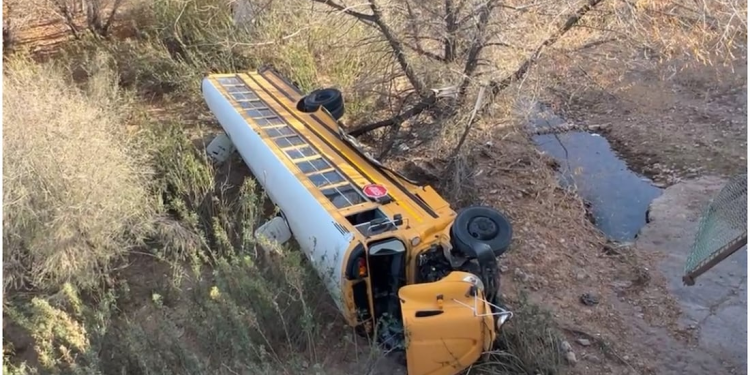 Camión con obreros de maquila cae de puente en Nogales, Sonora; reportan 8 lesionados