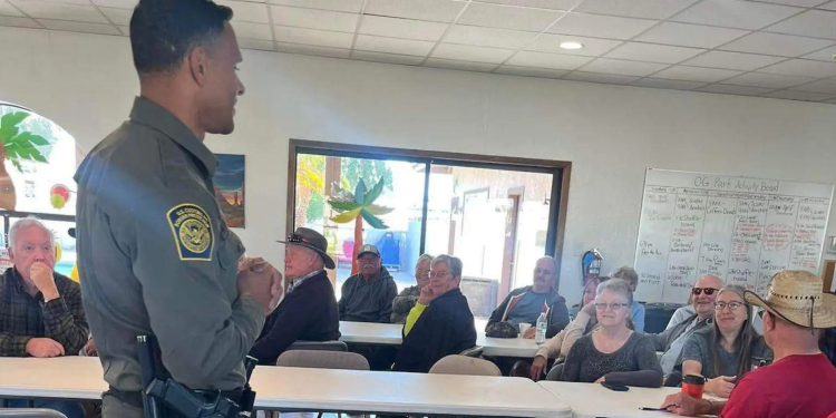 “Pájaros de la Nieve” reciben orientación de la Patrulla Fronteriza