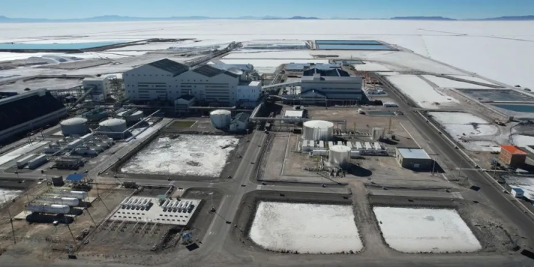 El precio del litio está debajo de $us 10 mil y podría estabilizarse en $us 17 mil para 2028, según expertos