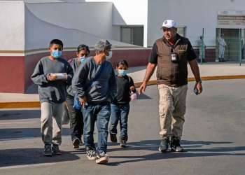 Cruce fronterizo en Nogales: Migrantes enfrentan la alambrada y vigilancia extrema