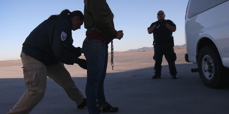 Cámara de EEUU aprueba proyecto de ley que permite deportar a migrantes con delitos menores