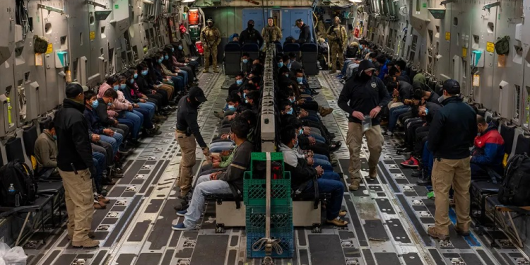 Inician vuelos de deportación en aeropuerto de Tucson, confirma el Departamento de Defensa y CBP