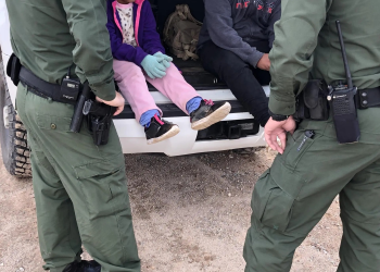 Más de 10.000 extranjeros con cargos penales por cruzar la frontera de Arizona en 2024