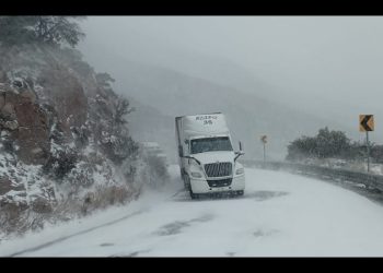 Cierran tráfico vehicular en carreteras de Sonora por nevadas en Cananea y Nácori Chico derivado de la tormenta invernal
