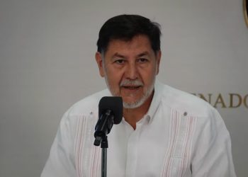 ¡Noroña exhibe al presunto ladrón que robó su carne en un avión!