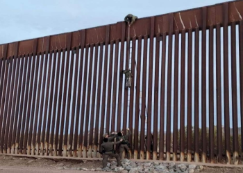 Mujer embarazada y sus hijos cruzan muro de EU; son descubiertos por la patrulla fronteriza