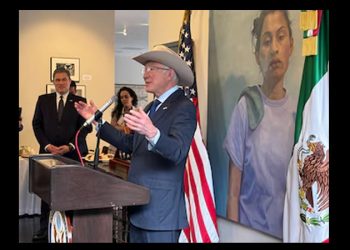 Ken Salazar asegura que hay fentanilo en México y que “también se produce acá”, a un día de dejar la embajada