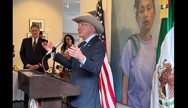 Ken Salazar asegura que hay fentanilo en México y que “también se produce acá”, a un día de dejar la embajada