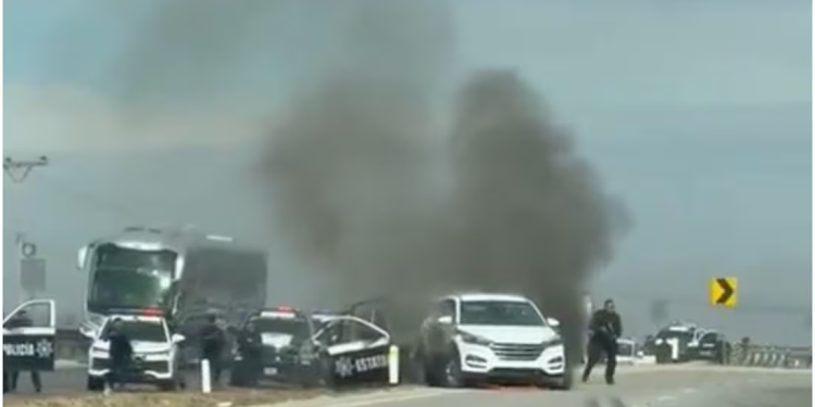 Policía de Sonora abate a dos agresores en Carretera Federal México 15; hay tres detenidos