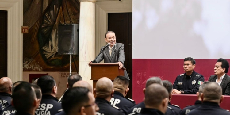 Alfonso Durazo crea Policía Estatal mejor capacitada; reconoce a elementos por 30 años de servicio