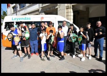 Cumple Toño Astiazarán con vehículo para traslado de deportistas hermosillenses