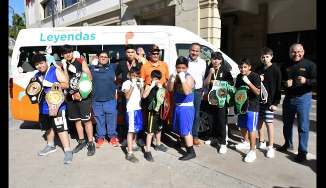 Cumple Toño Astiazarán con vehículo para traslado de deportistas hermosillenses