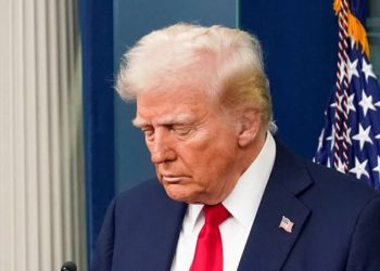 Trump amenaza con aranceles del 100% para disuadir a los BRICS de reemplazar al dólar