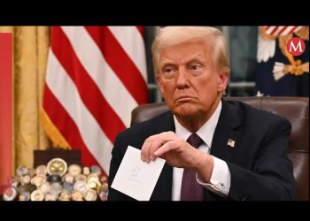 Trump muestra carta de bienvenida que le dejó Biden: “que Dios te bendiga y te guíe”