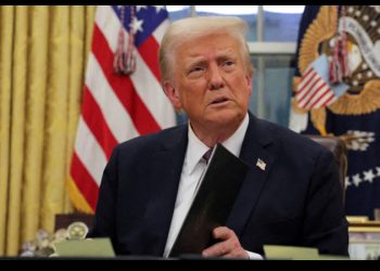 Juez estadounidense bloquea orden de Trump que restringe ciudadanía por nacimiento