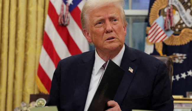 Juez estadounidense bloquea orden de Trump que restringe ciudadanía por nacimiento