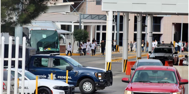 Decenas de migrantes son deportados a Nogales, Sonora; son trasladados a albergues