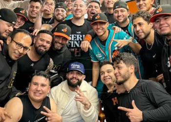 Carin León Festeja Pase a Semifinales de Naranjeros de Hermosillo Junto a Jugadores