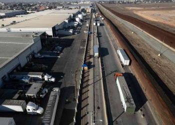 Refuerzan muro con alambre de púas entre Arizona y Sonora
