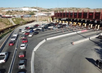 Saturan garitas de Nogales, Sonora, viajeros que van a EUA