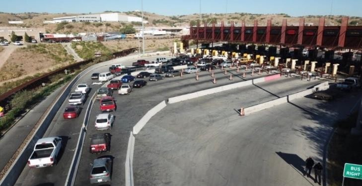 Saturan garitas de Nogales, Sonora, viajeros que van a EUA