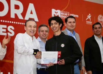 Alfonso Durazo beneficia a más de 600 jóvenes con estímulos académicos y deportivos