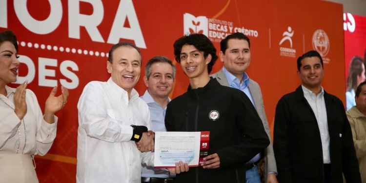 Alfonso Durazo beneficia a más de 600 jóvenes con estímulos académicos y deportivos