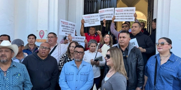 Maestros se reúnen con Durazo por inconformidad a ley del Issste