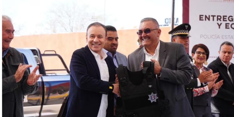 Gobierno de Alfonso Durazo entregó patrullas a policías municipales y estatales de Sonora