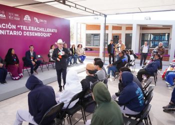 Cumple Durazo a estudiantes Seris con entrega 698 de libros en Desemboque