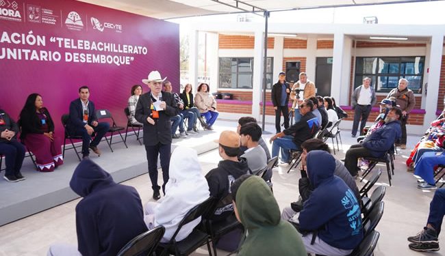 Cumple Durazo a estudiantes Seris con entrega 698 de libros en Desemboque
