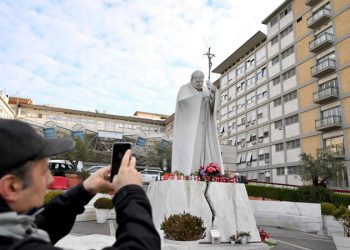 La salud del Papa empeora: ahora sufre una neumonía bilateral y sigue presentando “un cuadro clínico complejo”