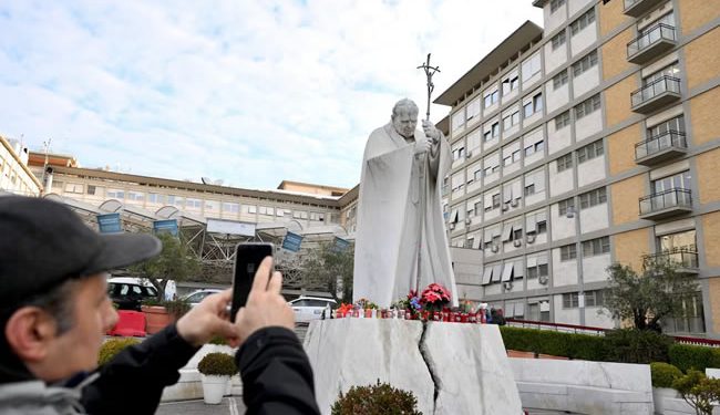 La salud del Papa empeora: ahora sufre una neumonía bilateral y sigue presentando “un cuadro clínico complejo”