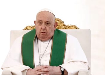 El papa Francisco atraviesa un “cuadro clínico complejo” y seguirá en el hospital por tiempo indefinido