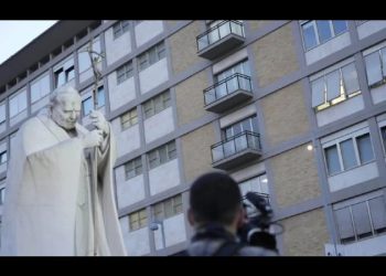 El papa Francisco está sumamente grave por principios de insuficiencia renal, pero sigue consciente