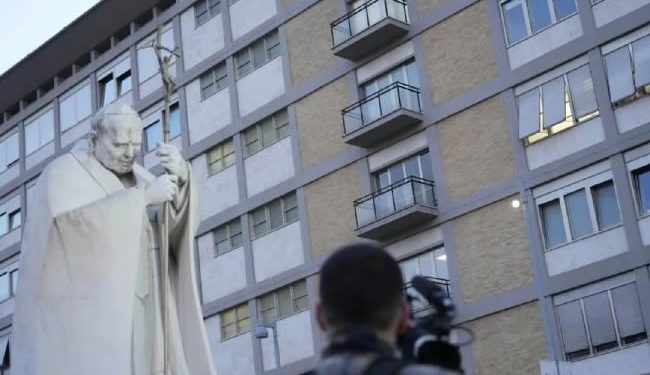 El papa Francisco está sumamente grave por principios de insuficiencia renal, pero sigue consciente