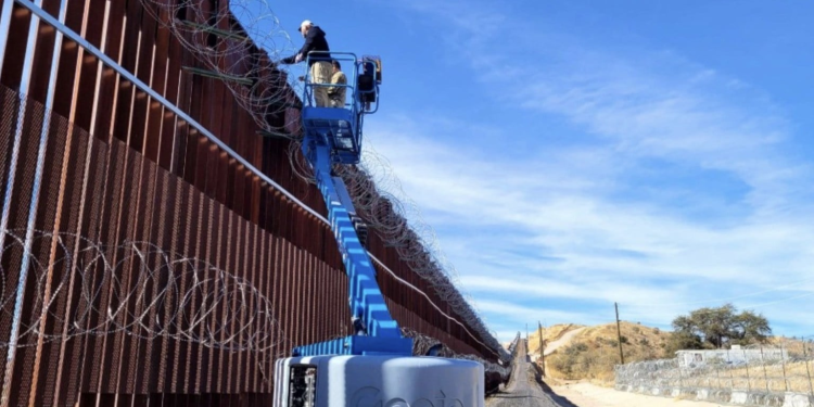 Congresista del sur de Arizona busca endurecer sanciones por persecuciones a alta velocidad en la frontera