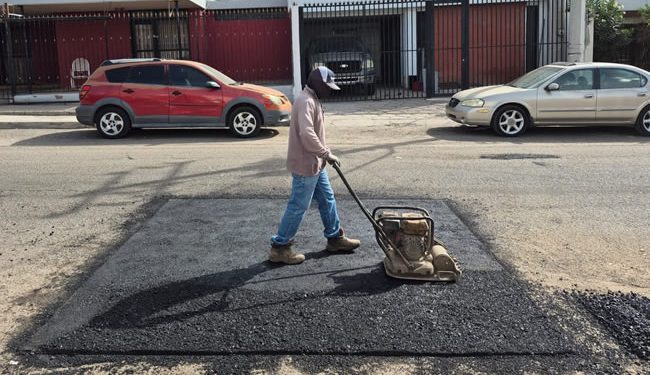 Refuerza Ayuntamiento de Hermosillo reparación de calles con el programa “Un Día en Tu Colonia”