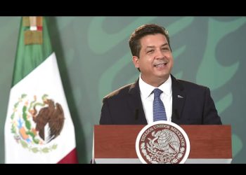 El empedrado camino de Cabeza de Vaca, cubierto de sombras hasta el final